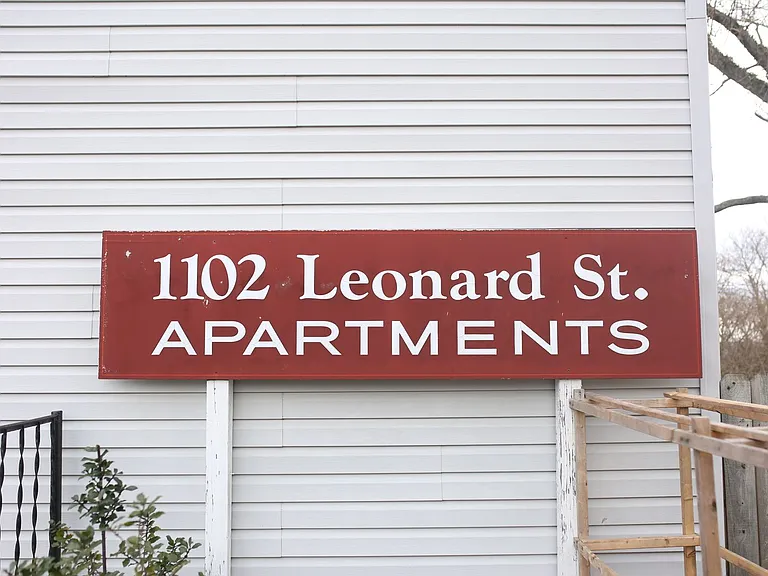 1102 Leonard St — Photo 19