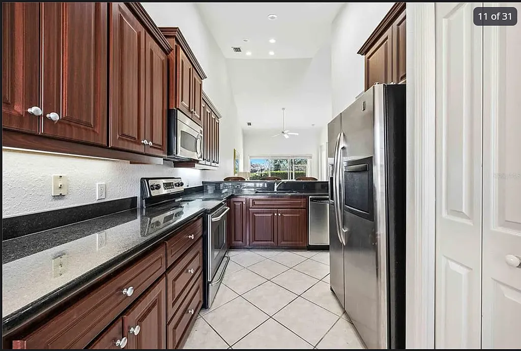 Stylish 3-Bedroom Condo in Prime Lakeland Location — Photo 4