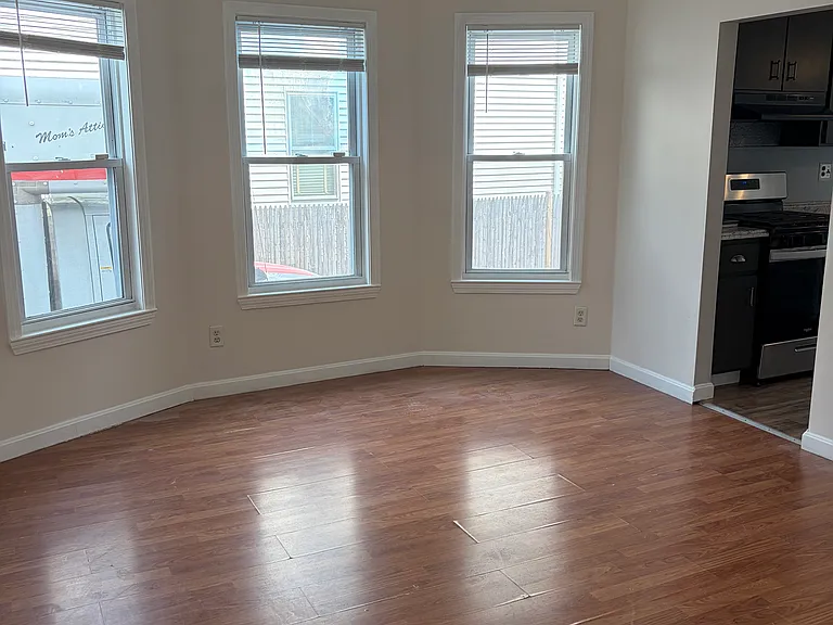 50-52 Bainbridge St #1 — Photo 2