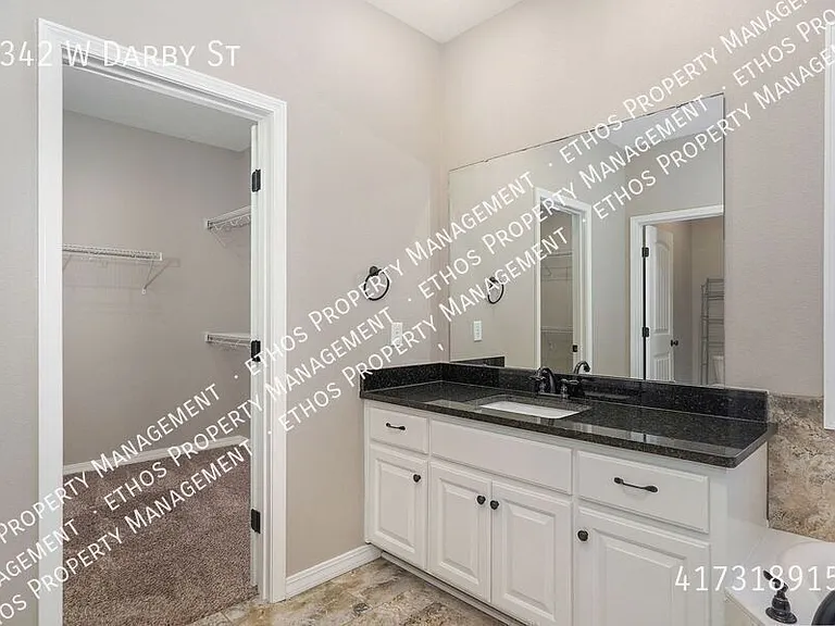 2342 W Darby St — Photo 28