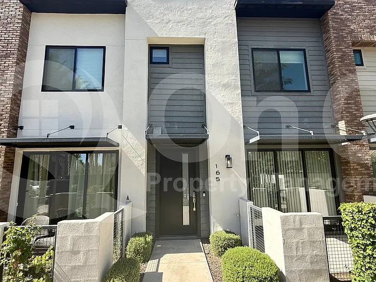 165 E Hearne Way — Photo 2