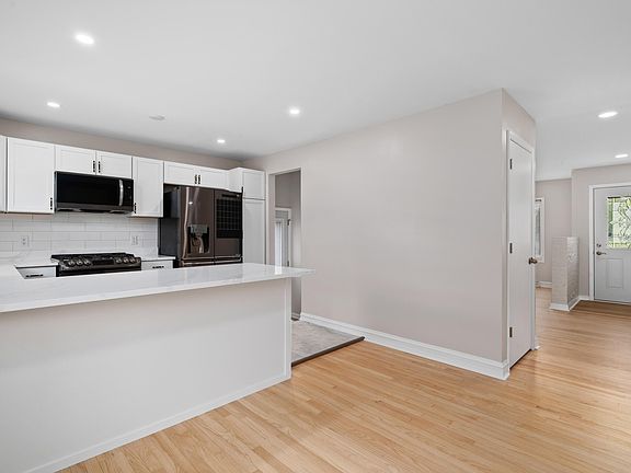 5th image of 854 W 70th Pl