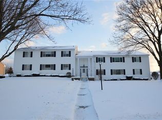 26 Colonial Pkwy APT C, Pittsford, NY
