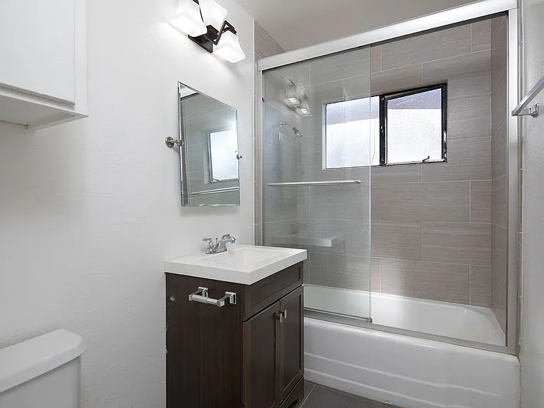 Talmadge Pacific Apartments — Photo 18
