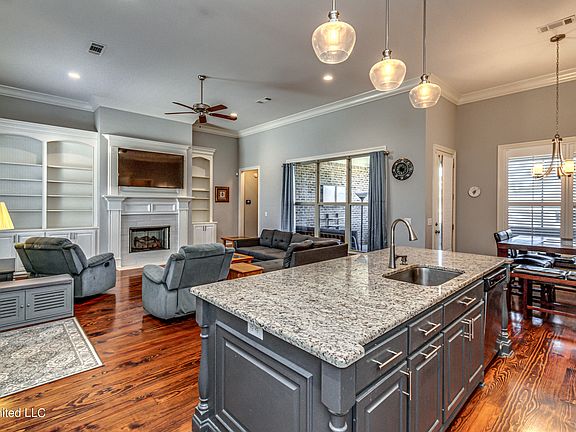 3rd image of 107 Lake Vista Ct
