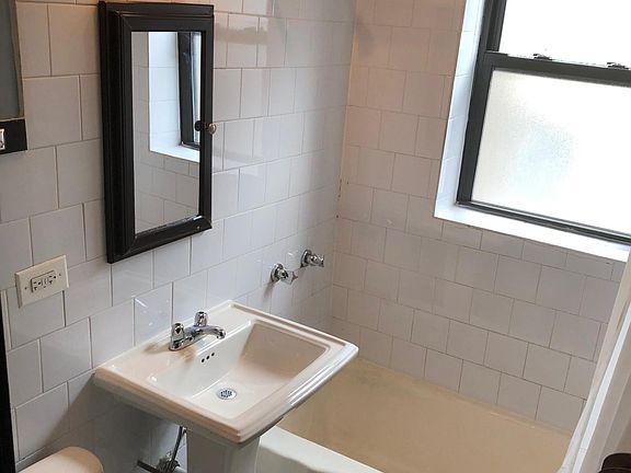 4th image of 3114 N Karlov Ave #101