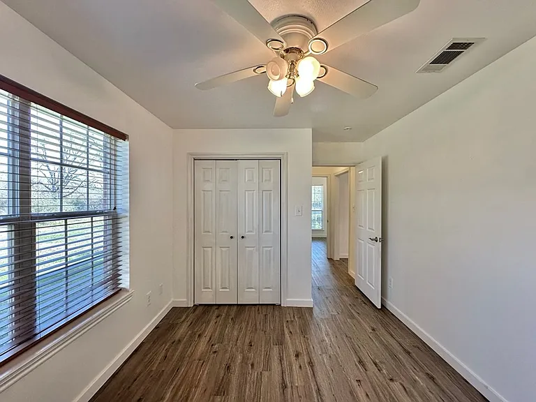 10191 FM 607 N — Photo 32
