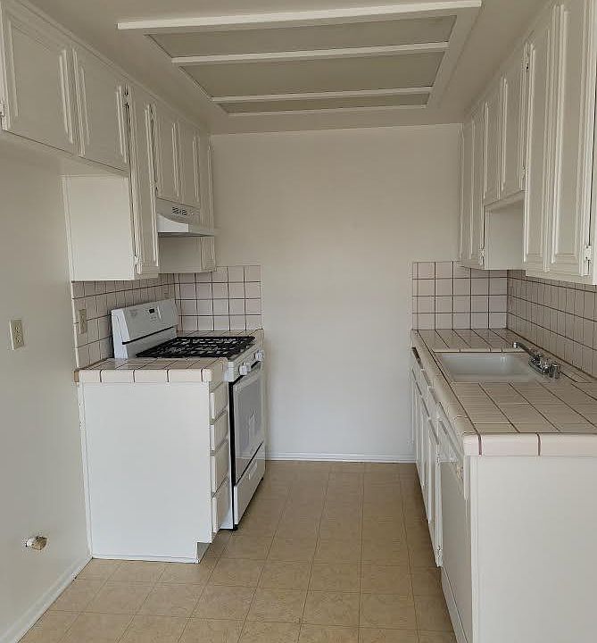 2nd image of 498 W 13th St #201