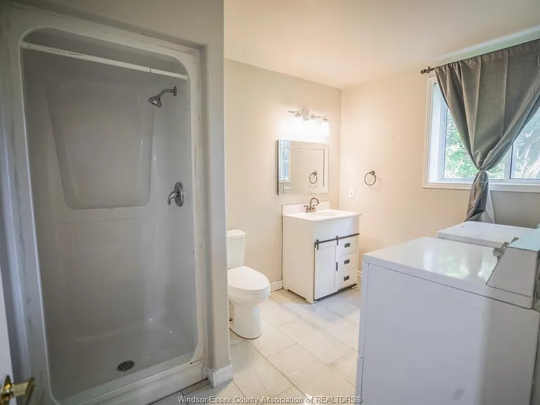 569 Cabana Rd E #LOWER — Photo 11
