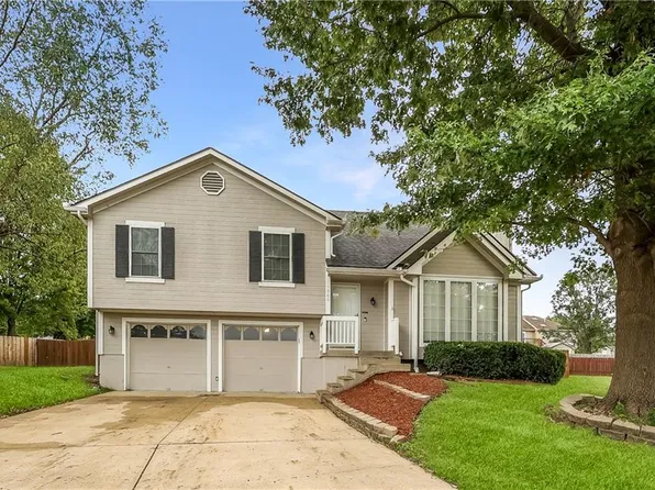 1900 Arapaho Ct, Greenwood, MO 64034