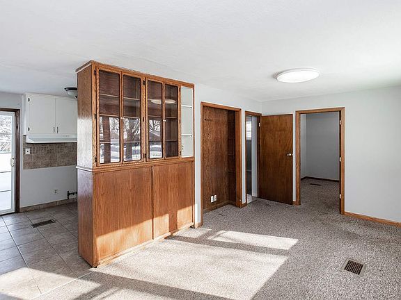 3rd image of 589 Oaklawn Ave