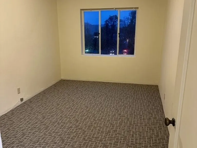 Eugene Manor Apartments — Photo 23