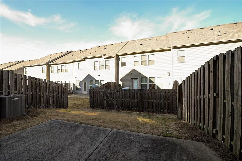 3 bed, 2.5 bath, 1986 sqft, $2,250 — Photo 3