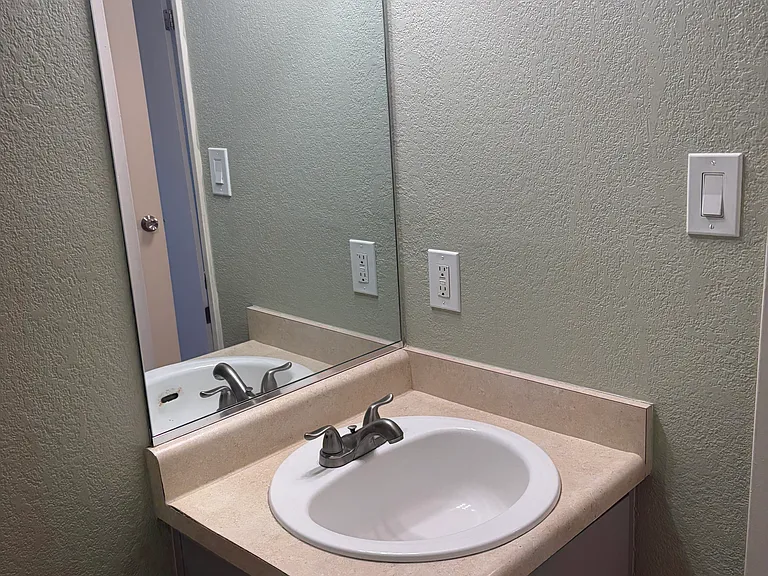 Lincoln Village Apartments — Photo 11