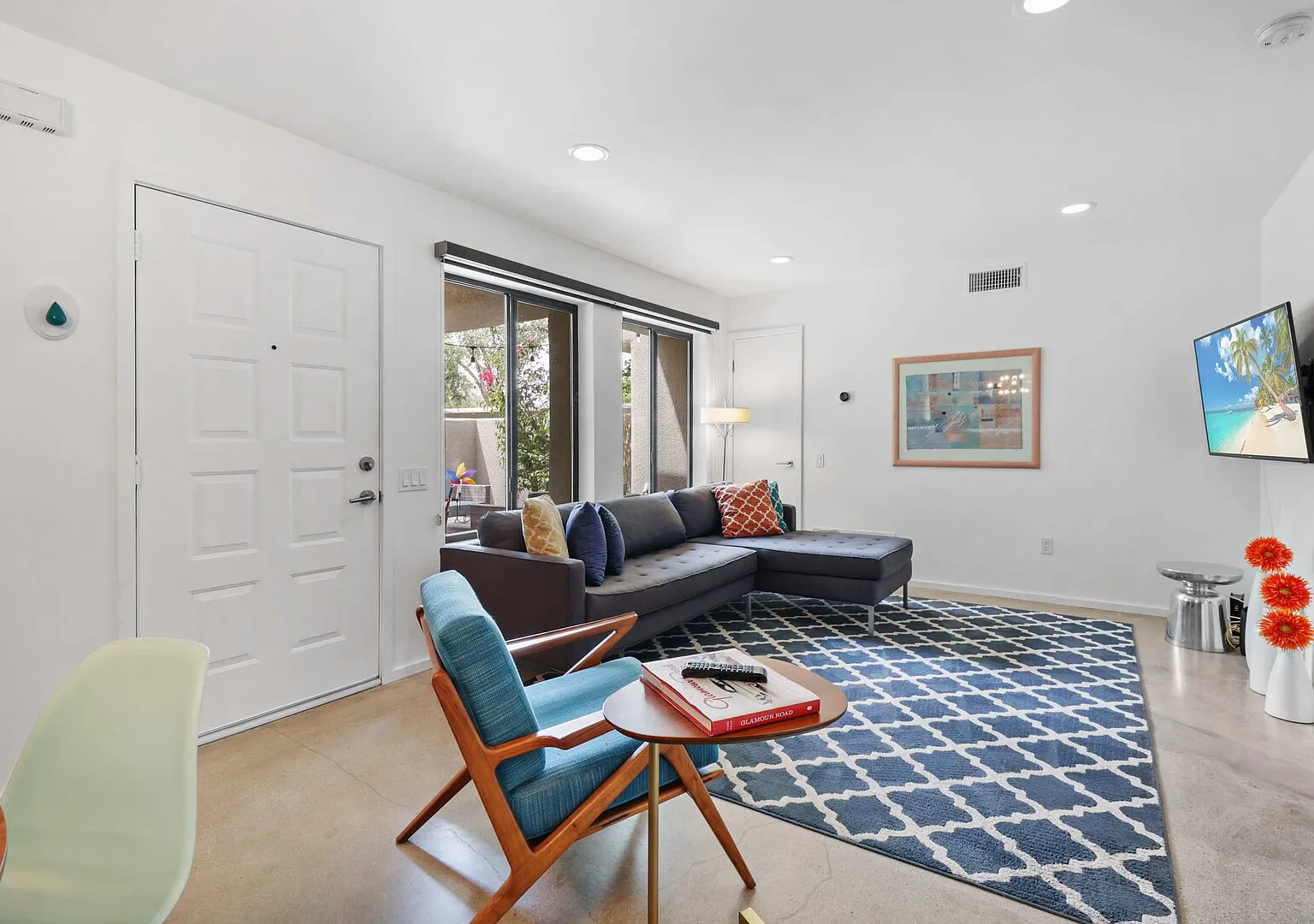 Stylish Ground-Floor Condo — Photo 3