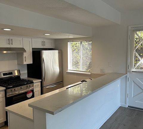 Beautifullyn Renovalted kitchen with quartz cointertops, new cabinets