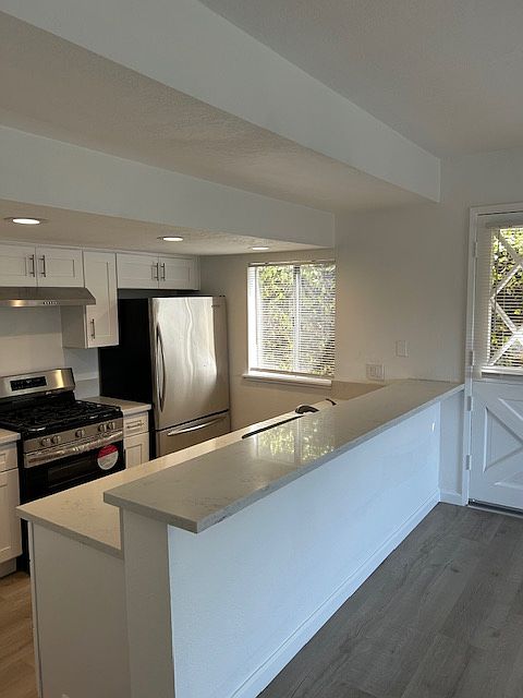 Beautifullyn Renovalted kitchen with quartz cointertops, new cabinets