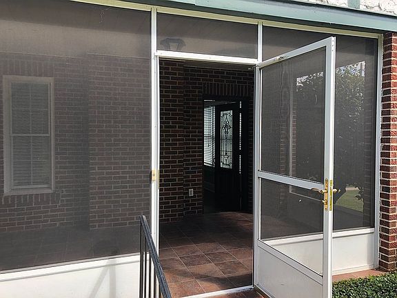 Side entrance through porch