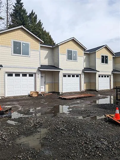 2711 Niki Ln