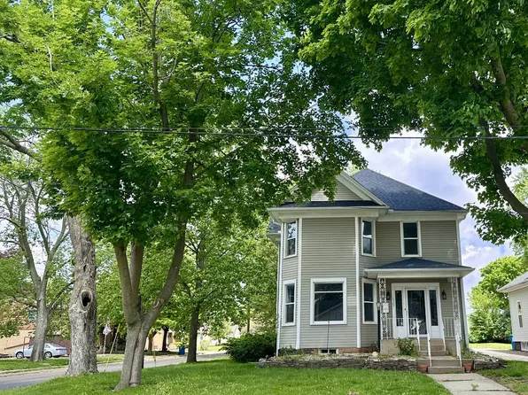 1527 7th St, Peru, IL 61354