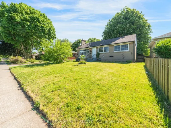 6604 Locus Ave, Niagara Falls, ON L2G 4K7