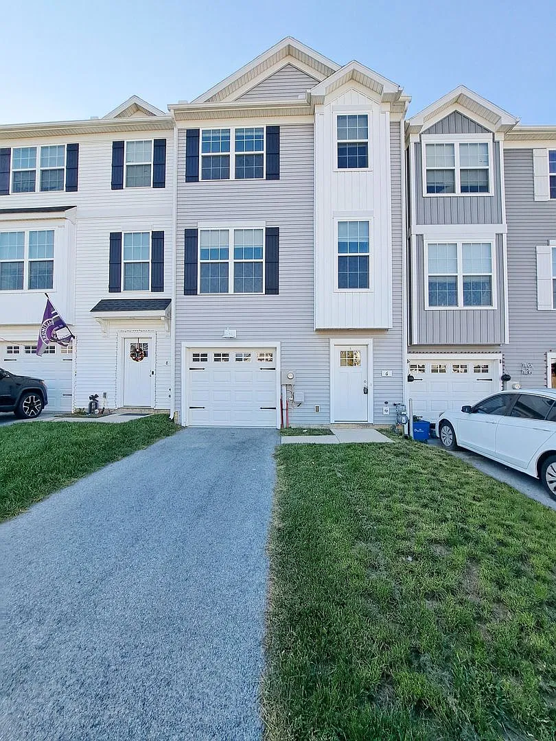 3 Bed / 2-1/2 Bath Single Family Townhome — Photo 1