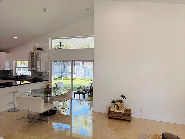 646 Stanton Dr — Photo 7
