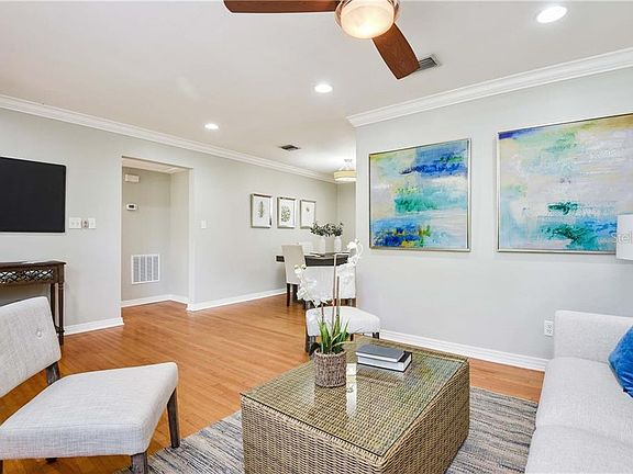 4th image of 636 W King St