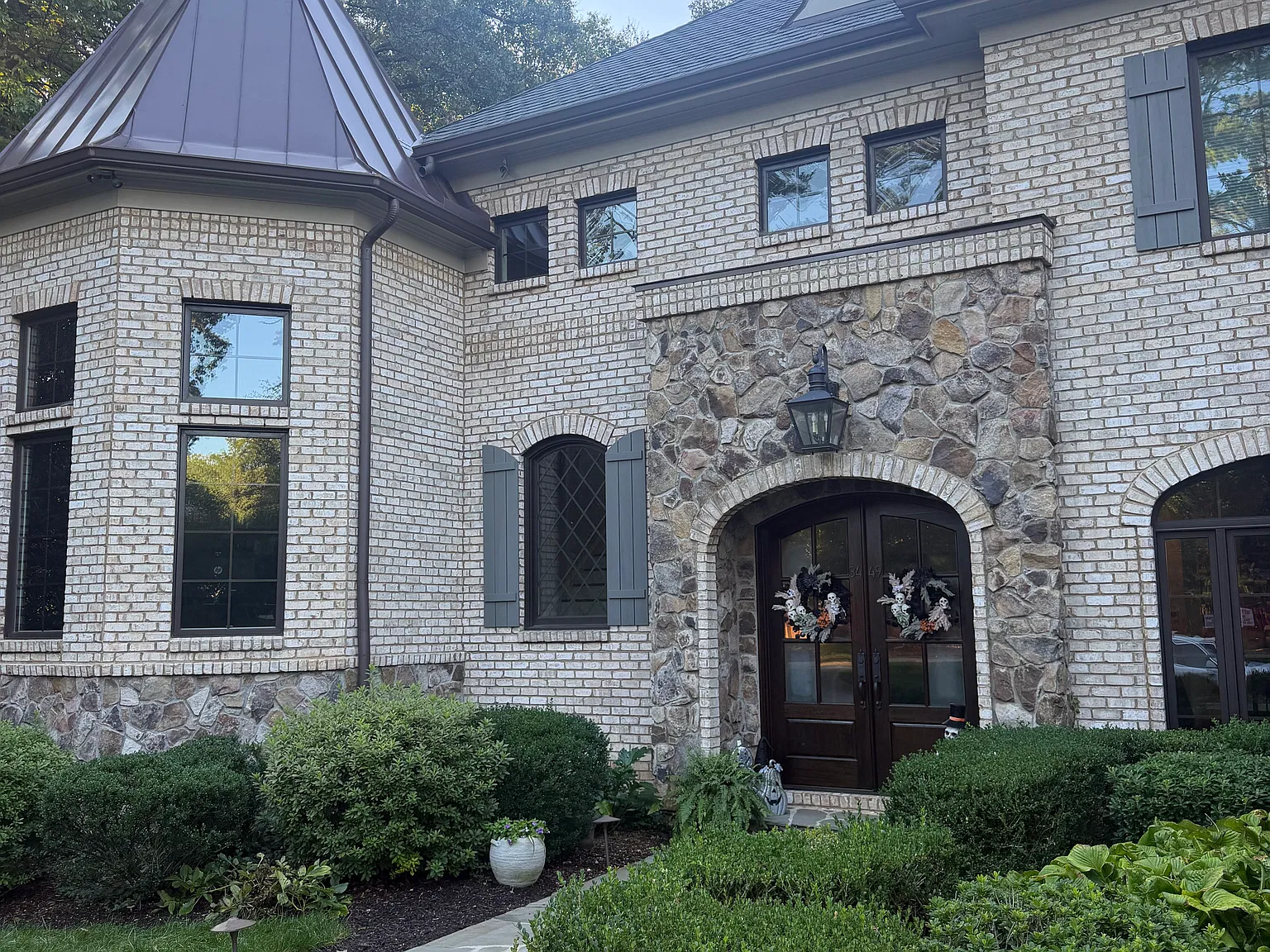 4 bed, 6000 sqft, $8,500 — Photo 1
