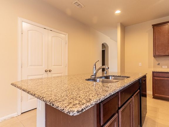 4th image of 800 Kinghaven Dr