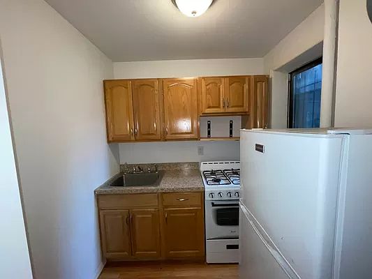 4th image of 323 E 14th St #5