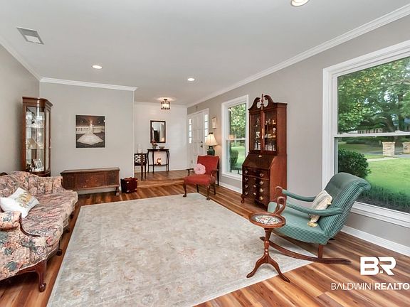 4th image of 931 Regents Dr E