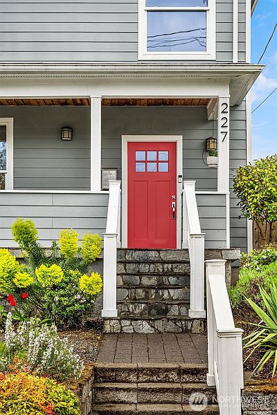 4th image of 227 29th Avenue E