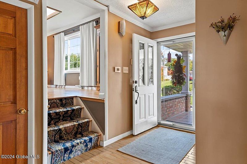 4th image of 85 Fairlawn Drive