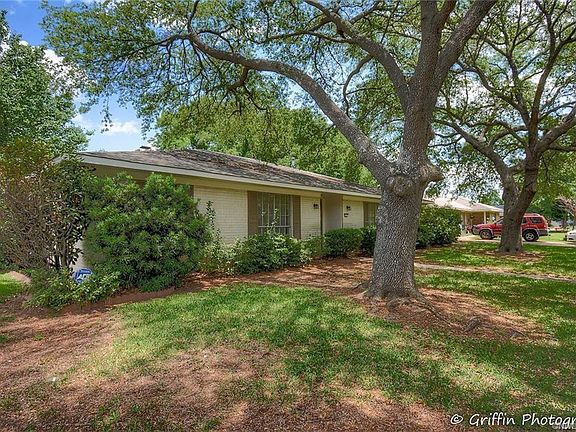 3rd image of 402 Kenshire Ct