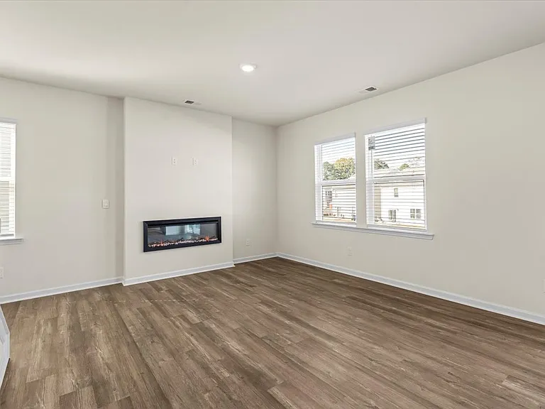 1339 37th Avenue Ln NE — Photo 4