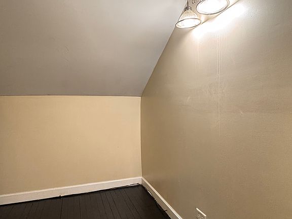 Upper bedroom 1 large closet