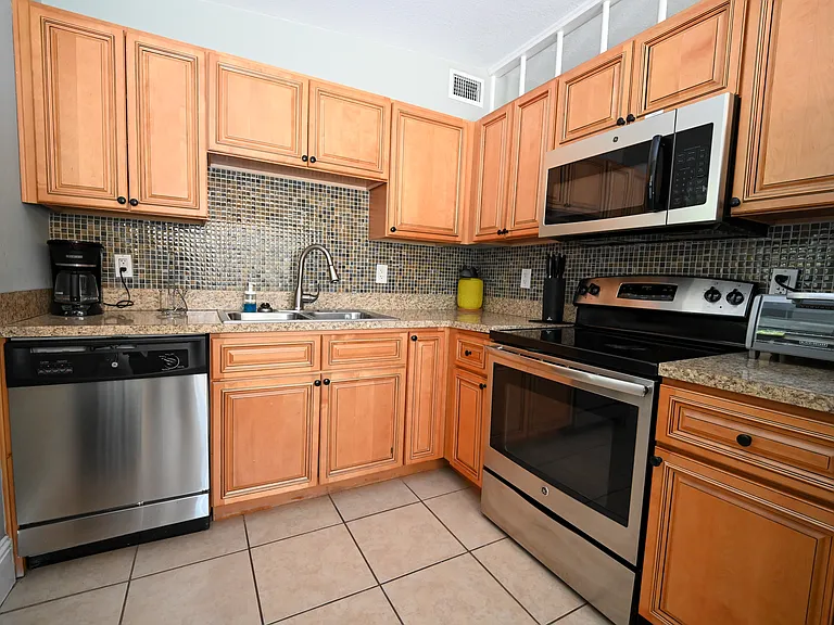 1500 W La Salle St — Photo 8