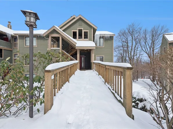 5228 Summit View Ct, Hidden Valley, PA 15502