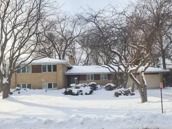 6N158 Harvey Rd, Medinah, IL 60157