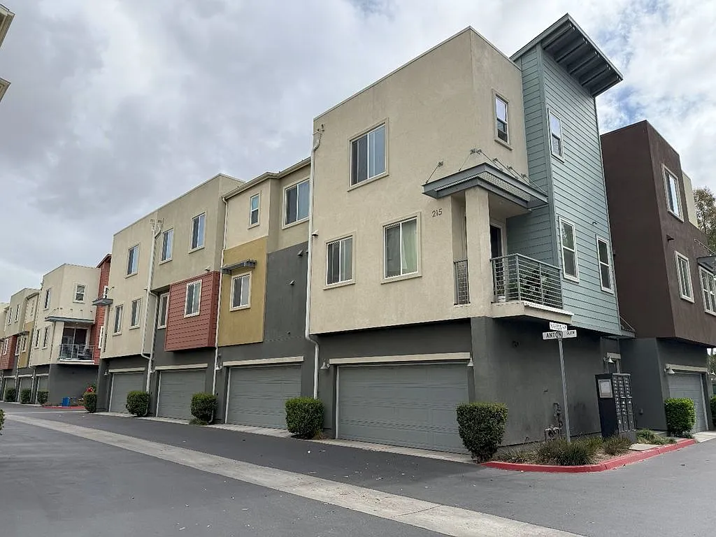 3 bed, 1604 sqft, $3,700 — Photo 2