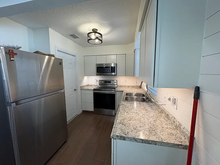 513 Greenbrough Dr — Photo 14