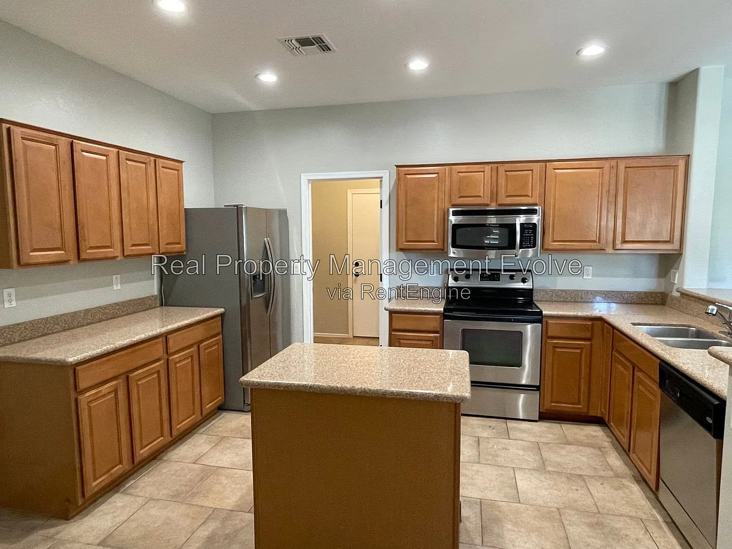 5 bed, 2.5 bath, 2567 sqft, $3,049 — Photo 3