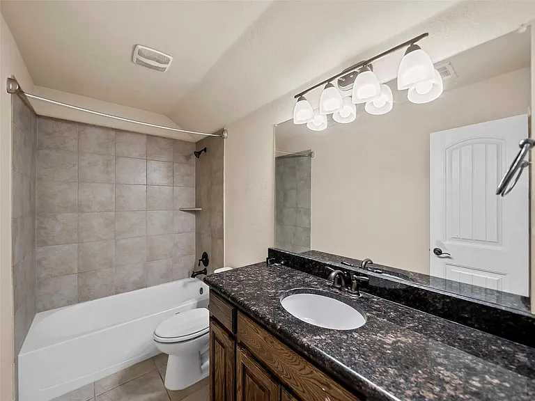 604 Darby Ln — Photo 6