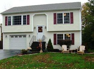 8 Michelle Dr, Rensselaer, NY 12144