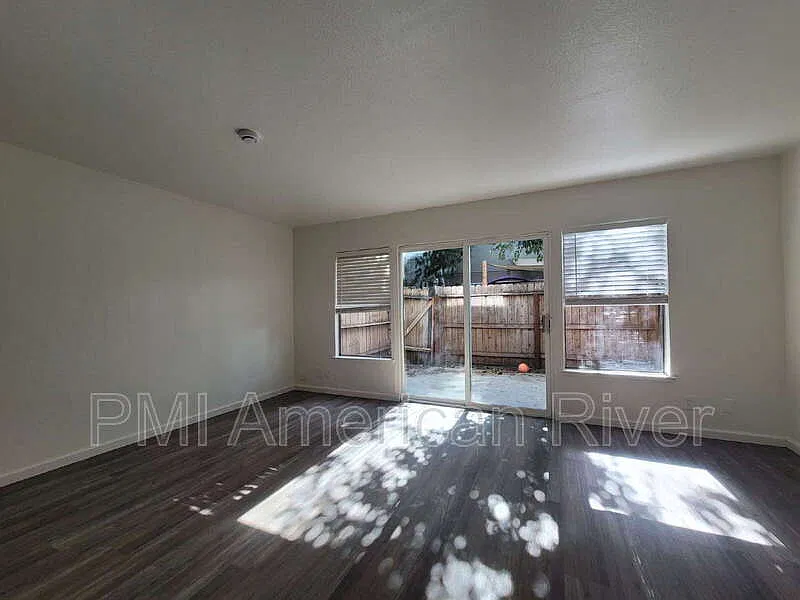 2 bed, 1.0 bath, 933 sqft, $1,375 — Photo 3