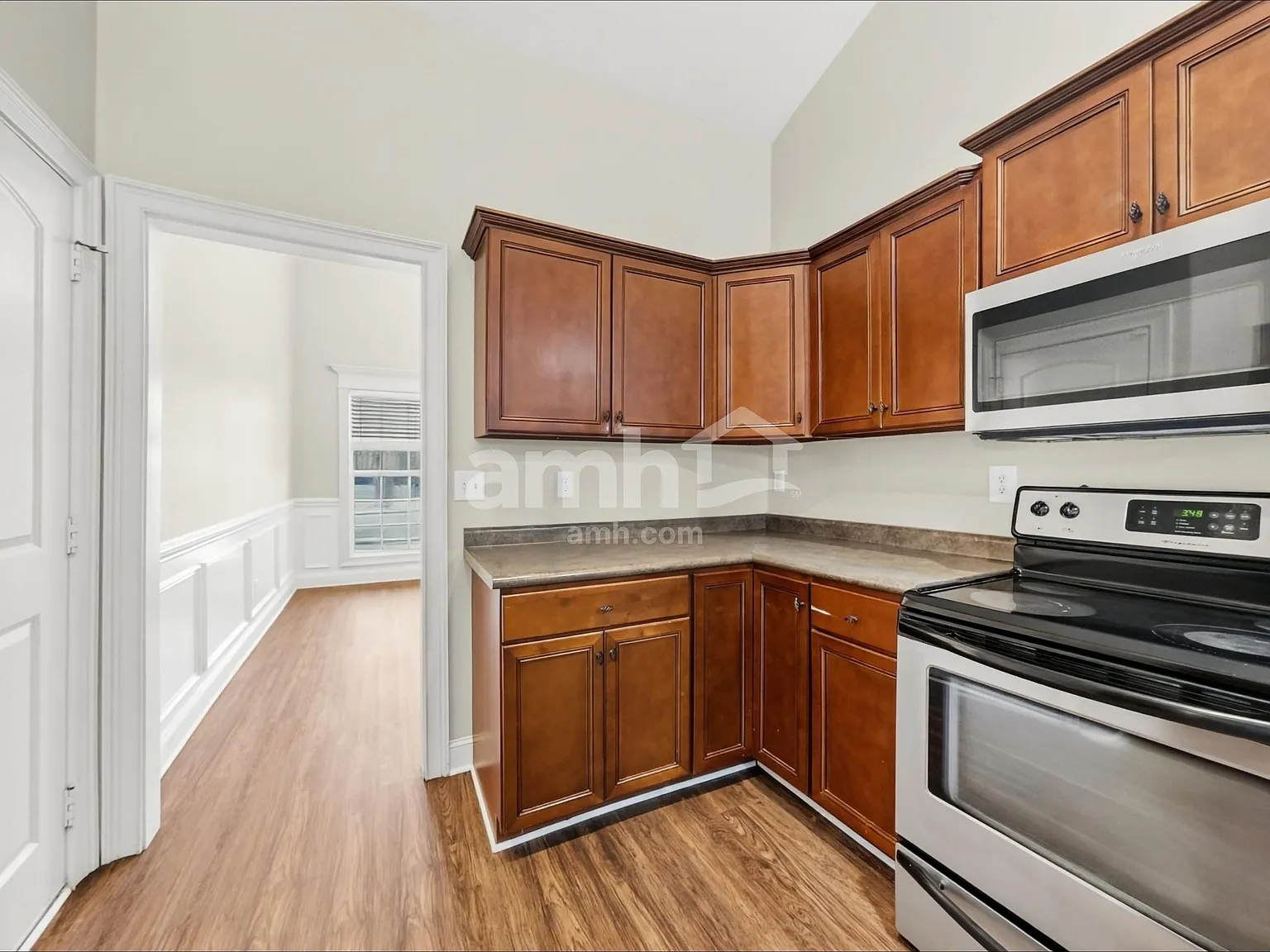 3 bed, 2.0 bath, 2300 sqft, $2,570 — Photo 3