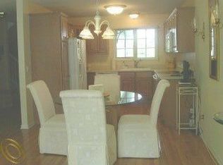 628 Shoreline Dr, Fenton, MI 48430