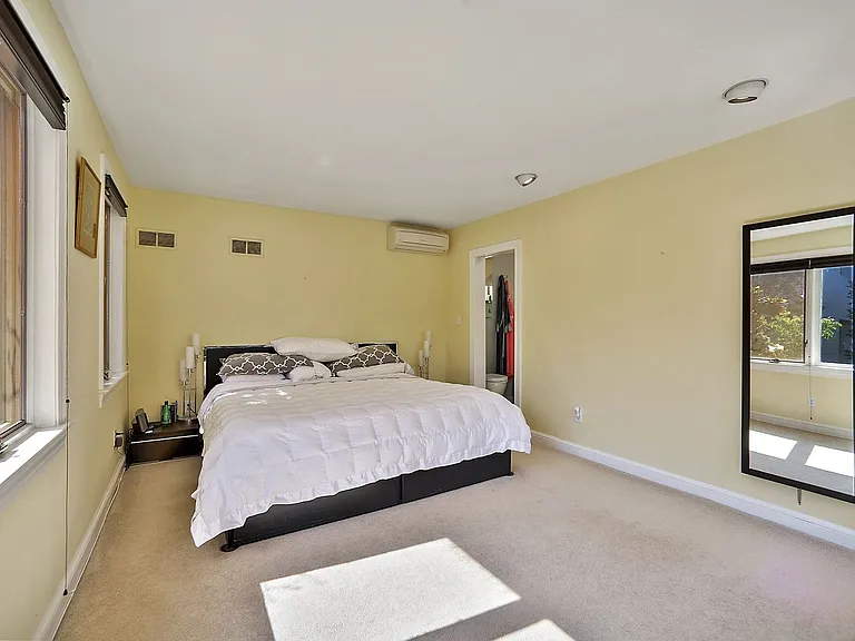 837 New Hampshire Ave NW — Photo 15