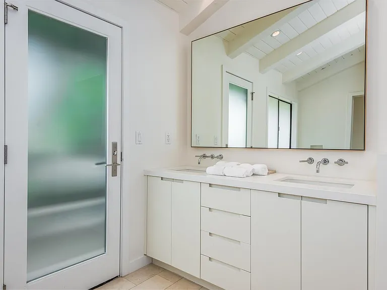 Master bath with dual sinks
